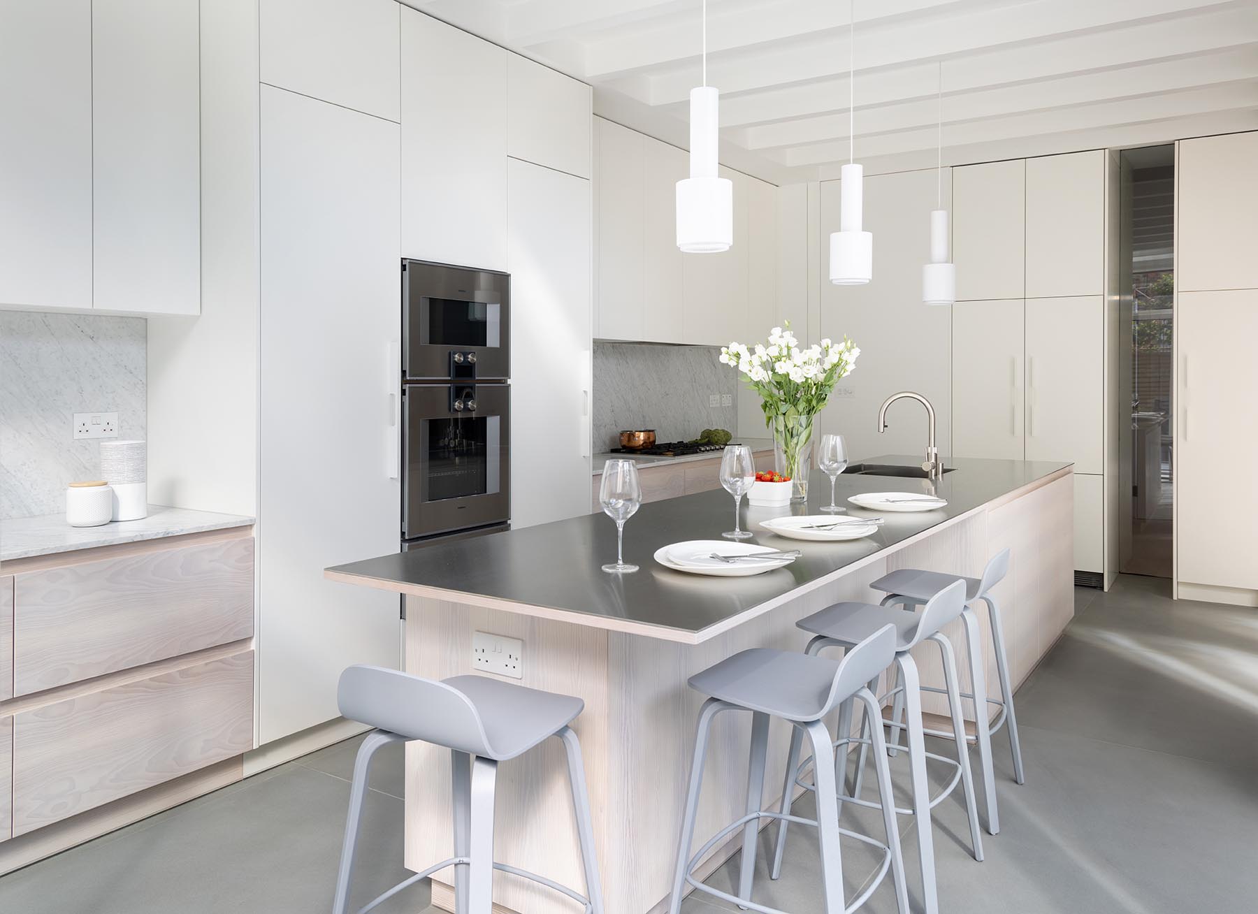 Amberth kitchen design white and minimalistic 